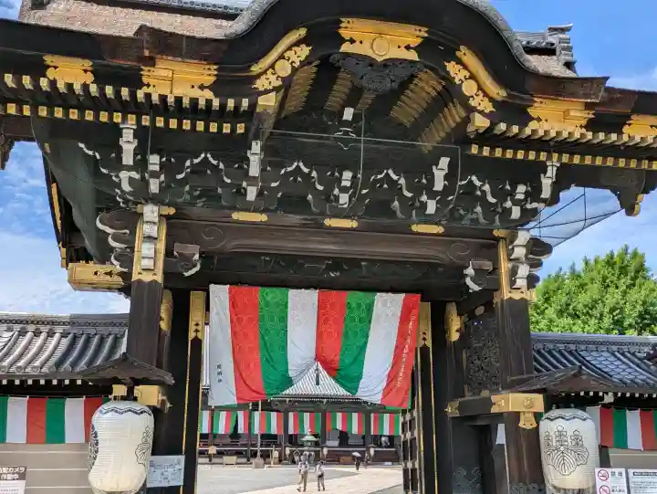 本願寺(西本願寺)の{uncategorized: "未分類", other: "その他", undefined: "問題あり", building: "その他建物", grave: "お墓", sacred_gate: "鳥居", guardian: "狛犬", statue: "像", buddha: "仏像", history: "歴史", nature: "自然", garden: "庭園", animal: "動物", pagoda: "塔", temizu: "手水舎", mountain_gate: "山門・神門", sanctuary: "本殿・本堂", subordinate: "末社・摂社", art: "芸術", scenery: "景色", jizo: "地蔵", ema: "絵馬", goshuin: "御朱印", omikuji: "おみくじ", items: "授与品その他", amulet: "お守り", goshuincho: "御朱印帳", eats: "食事", festival: "お祭り", votive_dance: "神楽", shichigosan: "七五三参", wedding: "結婚式", experience: "体験その他", initially: "初詣", around: "周辺", anti_infection: "感染症対策"}