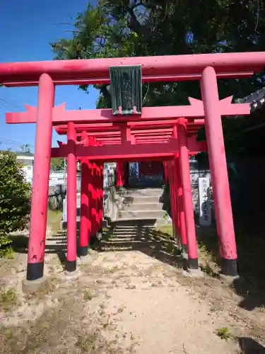 龍神社の{uncategorized: "未分類", other: "その他", undefined: "問題あり", building: "その他建物", grave: "お墓", sacred_gate: "鳥居", guardian: "狛犬", statue: "像", buddha: "仏像", history: "歴史", nature: "自然", garden: "庭園", animal: "動物", pagoda: "塔", temizu: "手水舎", mountain_gate: "山門・神門", sanctuary: "本殿・本堂", subordinate: "末社・摂社", art: "芸術", scenery: "景色", jizo: "地蔵", ema: "絵馬", goshuin: "御朱印", omikuji: "おみくじ", items: "授与品その他", amulet: "お守り", goshuincho: "御朱印帳", eats: "食事", festival: "お祭り", votive_dance: "神楽", shichigosan: "七五三参", wedding: "結婚式", experience: "体験その他", initially: "初詣", around: "周辺", anti_infection: "感染症対策"}