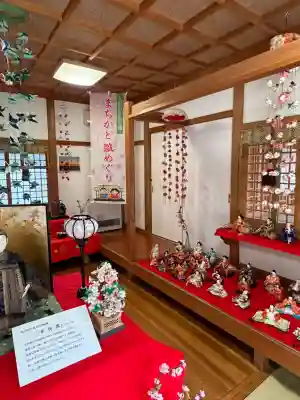 岩槻久伊豆神社の{uncategorized: "未分類", other: "その他", undefined: "問題あり", building: "その他建物", grave: "お墓", sacred_gate: "鳥居", guardian: "狛犬", statue: "像", buddha: "仏像", history: "歴史", nature: "自然", garden: "庭園", animal: "動物", pagoda: "塔", temizu: "手水舎", mountain_gate: "山門・神門", sanctuary: "本殿・本堂", subordinate: "末社・摂社", art: "芸術", scenery: "景色", jizo: "地蔵", ema: "絵馬", goshuin: "御朱印", omikuji: "おみくじ", items: "授与品その他", amulet: "お守り", goshuincho: "御朱印帳", eats: "食事", festival: "お祭り", votive_dance: "神楽", shichigosan: "七五三参", wedding: "結婚式", experience: "体験その他", initially: "初詣", around: "周辺", anti_infection: "感染症対策"}