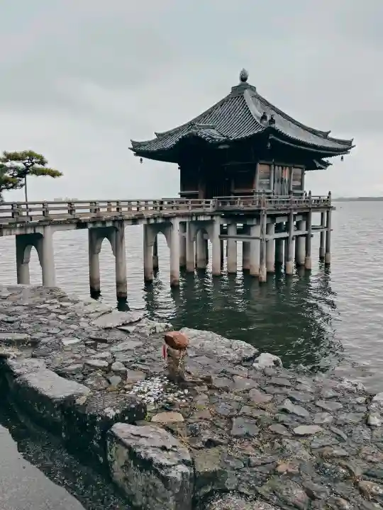 満月寺(浮御堂)の{uncategorized: "未分類", other: "その他", undefined: "問題あり", building: "その他建物", grave: "お墓", sacred_gate: "鳥居", guardian: "狛犬", statue: "像", buddha: "仏像", history: "歴史", nature: "自然", garden: "庭園", animal: "動物", pagoda: "塔", temizu: "手水舎", mountain_gate: "山門・神門", sanctuary: "本殿・本堂", subordinate: "末社・摂社", art: "芸術", scenery: "景色", jizo: "地蔵", ema: "絵馬", goshuin: "御朱印", omikuji: "おみくじ", items: "授与品その他", amulet: "お守り", goshuincho: "御朱印帳", eats: "食事", festival: "お祭り", votive_dance: "神楽", shichigosan: "七五三参", wedding: "結婚式", experience: "体験その他", initially: "初詣", around: "周辺", anti_infection: "感染症対策"}