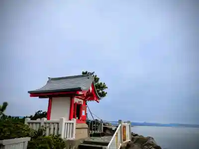 海津見神社（桂浜龍王宮）の{uncategorized: "未分類", other: "その他", undefined: "問題あり", building: "その他建物", grave: "お墓", sacred_gate: "鳥居", guardian: "狛犬", statue: "像", buddha: "仏像", history: "歴史", nature: "自然", garden: "庭園", animal: "動物", pagoda: "塔", temizu: "手水舎", mountain_gate: "山門・神門", sanctuary: "本殿・本堂", subordinate: "末社・摂社", art: "芸術", scenery: "景色", jizo: "地蔵", ema: "絵馬", goshuin: "御朱印", omikuji: "おみくじ", items: "授与品その他", amulet: "お守り", goshuincho: "御朱印帳", eats: "食事", festival: "お祭り", votive_dance: "神楽", shichigosan: "七五三参", wedding: "結婚式", experience: "体験その他", initially: "初詣", around: "周辺", anti_infection: "感染症対策"}