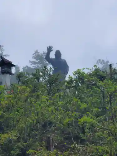 三峯神社の像