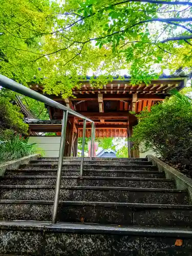 仏地院の山門