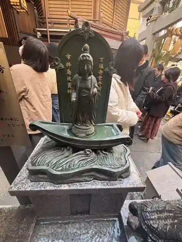 小網神社の像
