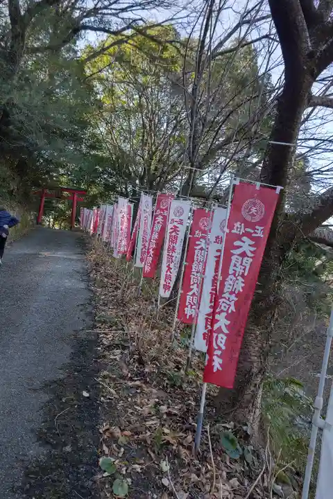 天開稲荷社の庭園