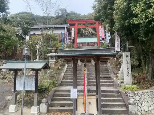 粉河産土神社（たのもしの宮）の{uncategorized: "未分類", other: "その他", undefined: "問題あり", building: "その他建物", grave: "お墓", sacred_gate: "鳥居", guardian: "狛犬", statue: "像", buddha: "仏像", history: "歴史", nature: "自然", garden: "庭園", animal: "動物", pagoda: "塔", temizu: "手水舎", mountain_gate: "山門・神門", sanctuary: "本殿・本堂", subordinate: "末社・摂社", art: "芸術", scenery: "景色", jizo: "地蔵", ema: "絵馬", goshuin: "御朱印", omikuji: "おみくじ", items: "授与品その他", amulet: "お守り", goshuincho: "御朱印帳", eats: "食事", festival: "お祭り", votive_dance: "神楽", shichigosan: "七五三参", wedding: "結婚式", experience: "体験その他", initially: "初詣", around: "周辺", anti_infection: "感染症対策"}