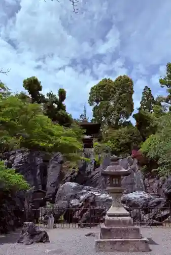 石山寺の{uncategorized: "未分類", other: "その他", undefined: "問題あり", building: "その他建物", grave: "お墓", sacred_gate: "鳥居", guardian: "狛犬", statue: "像", buddha: "仏像", history: "歴史", nature: "自然", garden: "庭園", animal: "動物", pagoda: "塔", temizu: "手水舎", mountain_gate: "山門・神門", sanctuary: "本殿・本堂", subordinate: "末社・摂社", art: "芸術", scenery: "景色", jizo: "地蔵", ema: "絵馬", goshuin: "御朱印", omikuji: "おみくじ", items: "授与品その他", amulet: "お守り", goshuincho: "御朱印帳", eats: "食事", festival: "お祭り", votive_dance: "神楽", shichigosan: "七五三参", wedding: "結婚式", experience: "体験その他", initially: "初詣", around: "周辺", anti_infection: "感染症対策"}