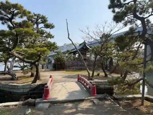 琵琶島神社の{uncategorized: "未分類", other: "その他", undefined: "問題あり", building: "その他建物", grave: "お墓", sacred_gate: "鳥居", guardian: "狛犬", statue: "像", buddha: "仏像", history: "歴史", nature: "自然", garden: "庭園", animal: "動物", pagoda: "塔", temizu: "手水舎", mountain_gate: "山門・神門", sanctuary: "本殿・本堂", subordinate: "末社・摂社", art: "芸術", scenery: "景色", jizo: "地蔵", ema: "絵馬", goshuin: "御朱印", omikuji: "おみくじ", items: "授与品その他", amulet: "お守り", goshuincho: "御朱印帳", eats: "食事", festival: "お祭り", votive_dance: "神楽", shichigosan: "七五三参", wedding: "結婚式", experience: "体験その他", initially: "初詣", around: "周辺", anti_infection: "感染症対策"}