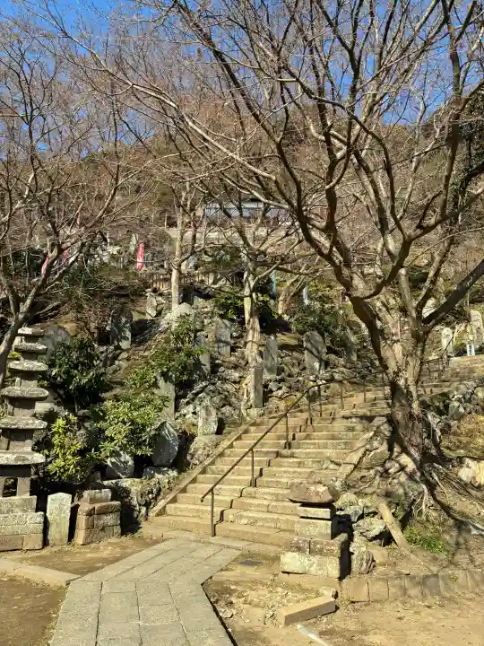 建長寺 半僧坊の{uncategorized: "未分類", other: "その他", undefined: "問題あり", building: "その他建物", grave: "お墓", sacred_gate: "鳥居", guardian: "狛犬", statue: "像", buddha: "仏像", history: "歴史", nature: "自然", garden: "庭園", animal: "動物", pagoda: "塔", temizu: "手水舎", mountain_gate: "山門・神門", sanctuary: "本殿・本堂", subordinate: "末社・摂社", art: "芸術", scenery: "景色", jizo: "地蔵", ema: "絵馬", goshuin: "御朱印", omikuji: "おみくじ", items: "授与品その他", amulet: "お守り", goshuincho: "御朱印帳", eats: "食事", festival: "お祭り", votive_dance: "神楽", shichigosan: "七五三参", wedding: "結婚式", experience: "体験その他", initially: "初詣", around: "周辺", anti_infection: "感染症対策"}
