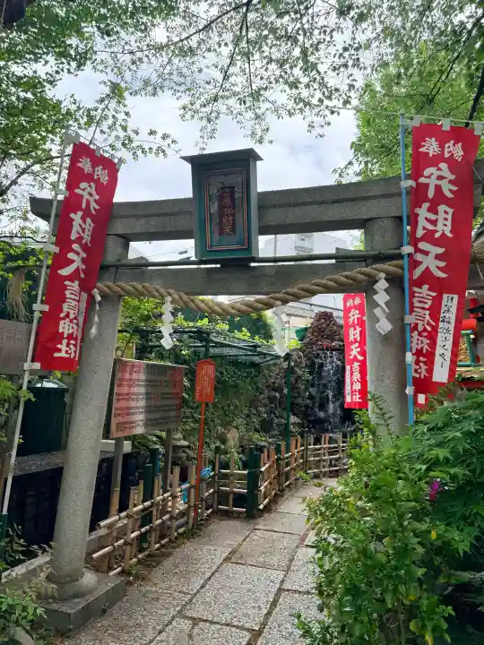 吉原神社の{uncategorized: "未分類", other: "その他", undefined: "問題あり", building: "その他建物", grave: "お墓", sacred_gate: "鳥居", guardian: "狛犬", statue: "像", buddha: "仏像", history: "歴史", nature: "自然", garden: "庭園", animal: "動物", pagoda: "塔", temizu: "手水舎", mountain_gate: "山門・神門", sanctuary: "本殿・本堂", subordinate: "末社・摂社", art: "芸術", scenery: "景色", jizo: "地蔵", ema: "絵馬", goshuin: "御朱印", omikuji: "おみくじ", items: "授与品その他", amulet: "お守り", goshuincho: "御朱印帳", eats: "食事", festival: "お祭り", votive_dance: "神楽", shichigosan: "七五三参", wedding: "結婚式", experience: "体験その他", initially: "初詣", around: "周辺", anti_infection: "感染症対策"}