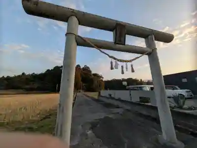 白髭神社の{uncategorized: "未分類", other: "その他", undefined: "問題あり", building: "その他建物", grave: "お墓", sacred_gate: "鳥居", guardian: "狛犬", statue: "像", buddha: "仏像", history: "歴史", nature: "自然", garden: "庭園", animal: "動物", pagoda: "塔", temizu: "手水舎", mountain_gate: "山門・神門", sanctuary: "本殿・本堂", subordinate: "末社・摂社", art: "芸術", scenery: "景色", jizo: "地蔵", ema: "絵馬", goshuin: "御朱印", omikuji: "おみくじ", items: "授与品その他", amulet: "お守り", goshuincho: "御朱印帳", eats: "食事", festival: "お祭り", votive_dance: "神楽", shichigosan: "七五三参", wedding: "結婚式", experience: "体験その他", initially: "初詣", around: "周辺", anti_infection: "感染症対策"}
