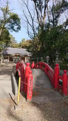 漆部神社の庭園