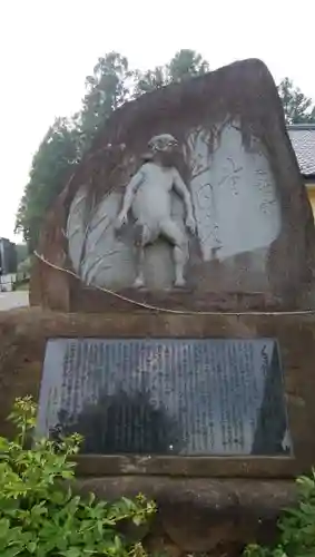 手接神社の像