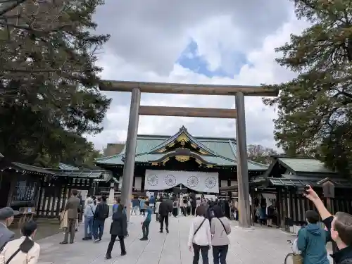 靖國神社の{uncategorized: "未分類", other: "その他", undefined: "問題あり", building: "その他建物", grave: "お墓", sacred_gate: "鳥居", guardian: "狛犬", statue: "像", buddha: "仏像", history: "歴史", nature: "自然", garden: "庭園", animal: "動物", pagoda: "塔", temizu: "手水舎", mountain_gate: "山門・神門", sanctuary: "本殿・本堂", subordinate: "末社・摂社", art: "芸術", scenery: "景色", jizo: "地蔵", ema: "絵馬", goshuin: "御朱印", omikuji: "おみくじ", items: "授与品その他", amulet: "お守り", goshuincho: "御朱印帳", eats: "食事", festival: "お祭り", votive_dance: "神楽", shichigosan: "七五三参", wedding: "結婚式", experience: "体験その他", initially: "初詣", around: "周辺", anti_infection: "感染症対策"}