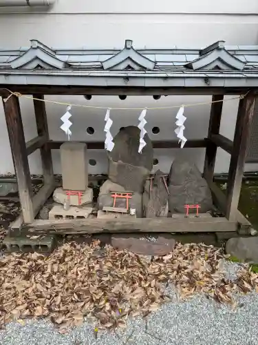 東神奈川熊野神社の{uncategorized: "未分類", other: "その他", undefined: "問題あり", building: "その他建物", grave: "お墓", sacred_gate: "鳥居", guardian: "狛犬", statue: "像", buddha: "仏像", history: "歴史", nature: "自然", garden: "庭園", animal: "動物", pagoda: "塔", temizu: "手水舎", mountain_gate: "山門・神門", sanctuary: "本殿・本堂", subordinate: "末社・摂社", art: "芸術", scenery: "景色", jizo: "地蔵", ema: "絵馬", goshuin: "御朱印", omikuji: "おみくじ", items: "授与品その他", amulet: "お守り", goshuincho: "御朱印帳", eats: "食事", festival: "お祭り", votive_dance: "神楽", shichigosan: "七五三参", wedding: "結婚式", experience: "体験その他", initially: "初詣", around: "周辺", anti_infection: "感染症対策"}