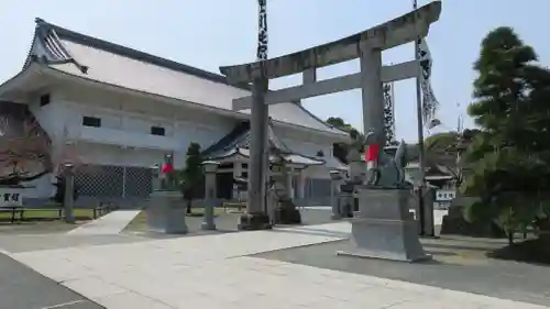 豊川閣　妙厳寺の鳥居