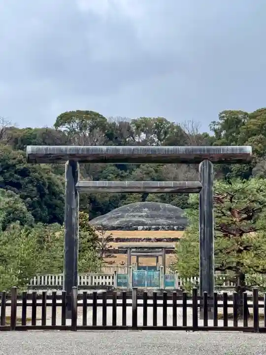 明治天皇伏見桃山陵の{uncategorized: "未分類", other: "その他", undefined: "問題あり", building: "その他建物", grave: "お墓", sacred_gate: "鳥居", guardian: "狛犬", statue: "像", buddha: "仏像", history: "歴史", nature: "自然", garden: "庭園", animal: "動物", pagoda: "塔", temizu: "手水舎", mountain_gate: "山門・神門", sanctuary: "本殿・本堂", subordinate: "末社・摂社", art: "芸術", scenery: "景色", jizo: "地蔵", ema: "絵馬", goshuin: "御朱印", omikuji: "おみくじ", items: "授与品その他", amulet: "お守り", goshuincho: "御朱印帳", eats: "食事", festival: "お祭り", votive_dance: "神楽", shichigosan: "七五三参", wedding: "結婚式", experience: "体験その他", initially: "初詣", around: "周辺", anti_infection: "感染症対策"}