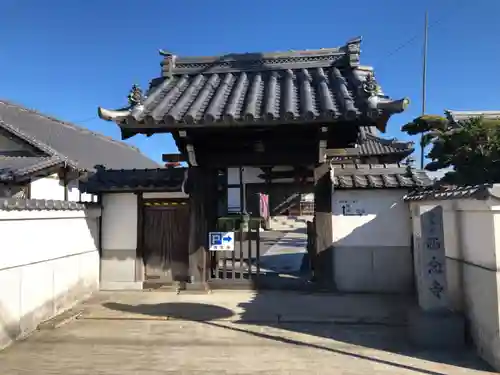 浄土宗　西念寺の山門