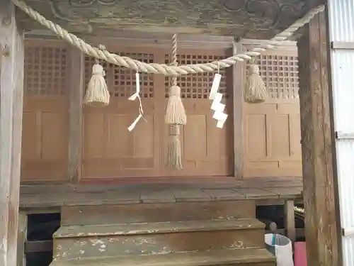 白山神社の本殿