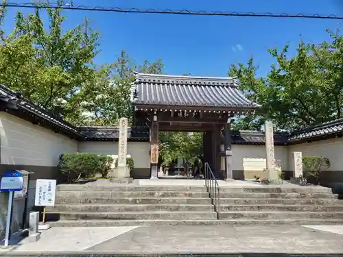 教信寺の山門