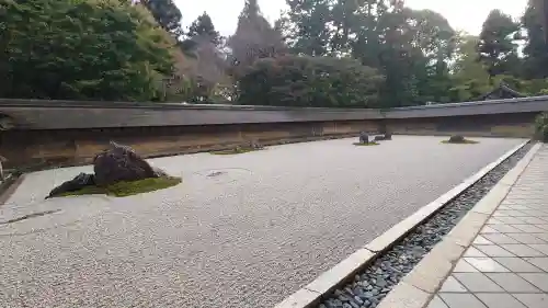 龍安寺の{uncategorized: "未分類", other: "その他", undefined: "問題あり", building: "その他建物", grave: "お墓", sacred_gate: "鳥居", guardian: "狛犬", statue: "像", buddha: "仏像", history: "歴史", nature: "自然", garden: "庭園", animal: "動物", pagoda: "塔", temizu: "手水舎", mountain_gate: "山門・神門", sanctuary: "本殿・本堂", subordinate: "末社・摂社", art: "芸術", scenery: "景色", jizo: "地蔵", ema: "絵馬", goshuin: "御朱印", omikuji: "おみくじ", items: "授与品その他", amulet: "お守り", goshuincho: "御朱印帳", eats: "食事", festival: "お祭り", votive_dance: "神楽", shichigosan: "七五三参", wedding: "結婚式", experience: "体験その他", initially: "初詣", around: "周辺", anti_infection: "感染症対策"}
