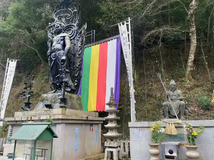 大本山七宝瀧寺の{uncategorized: "未分類", other: "その他", undefined: "問題あり", building: "その他建物", grave: "お墓", sacred_gate: "鳥居", guardian: "狛犬", statue: "像", buddha: "仏像", history: "歴史", nature: "自然", garden: "庭園", animal: "動物", pagoda: "塔", temizu: "手水舎", mountain_gate: "山門・神門", sanctuary: "本殿・本堂", subordinate: "末社・摂社", art: "芸術", scenery: "景色", jizo: "地蔵", ema: "絵馬", goshuin: "御朱印", omikuji: "おみくじ", items: "授与品その他", amulet: "お守り", goshuincho: "御朱印帳", eats: "食事", festival: "お祭り", votive_dance: "神楽", shichigosan: "七五三参", wedding: "結婚式", experience: "体験その他", initially: "初詣", around: "周辺", anti_infection: "感染症対策"}