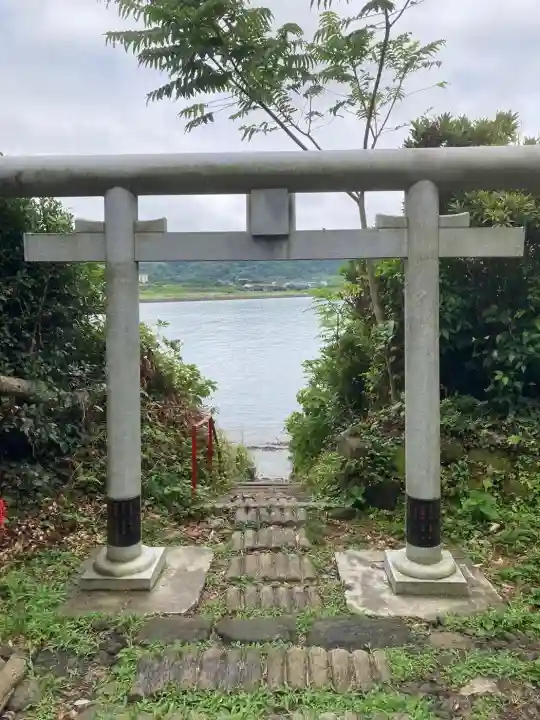 沖ノ島宇賀大明神社の{uncategorized: "未分類", other: "その他", undefined: "問題あり", building: "その他建物", grave: "お墓", sacred_gate: "鳥居", guardian: "狛犬", statue: "像", buddha: "仏像", history: "歴史", nature: "自然", garden: "庭園", animal: "動物", pagoda: "塔", temizu: "手水舎", mountain_gate: "山門・神門", sanctuary: "本殿・本堂", subordinate: "末社・摂社", art: "芸術", scenery: "景色", jizo: "地蔵", ema: "絵馬", goshuin: "御朱印", omikuji: "おみくじ", items: "授与品その他", amulet: "お守り", goshuincho: "御朱印帳", eats: "食事", festival: "お祭り", votive_dance: "神楽", shichigosan: "七五三参", wedding: "結婚式", experience: "体験その他", initially: "初詣", around: "周辺", anti_infection: "感染症対策"}