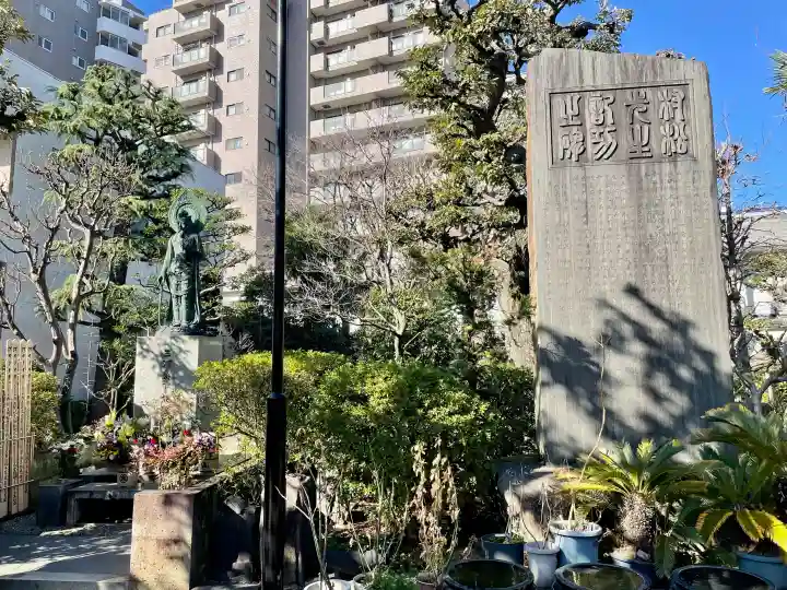 浄正寺の{uncategorized: "未分類", other: "その他", undefined: "問題あり", building: "その他建物", grave: "お墓", sacred_gate: "鳥居", guardian: "狛犬", statue: "像", buddha: "仏像", history: "歴史", nature: "自然", garden: "庭園", animal: "動物", pagoda: "塔", temizu: "手水舎", mountain_gate: "山門・神門", sanctuary: "本殿・本堂", subordinate: "末社・摂社", art: "芸術", scenery: "景色", jizo: "地蔵", ema: "絵馬", goshuin: "御朱印", omikuji: "おみくじ", items: "授与品その他", amulet: "お守り", goshuincho: "御朱印帳", eats: "食事", festival: "お祭り", votive_dance: "神楽", shichigosan: "七五三参", wedding: "結婚式", experience: "体験その他", initially: "初詣", around: "周辺", anti_infection: "感染症対策"}