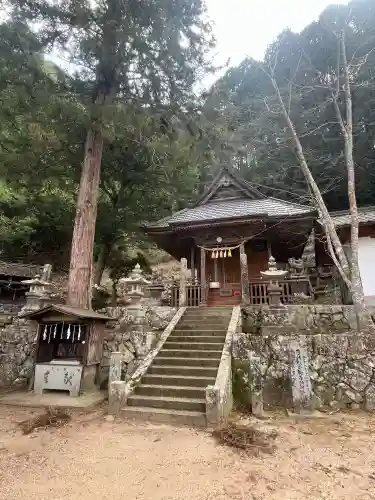 艮神社の{uncategorized: "未分類", other: "その他", undefined: "問題あり", building: "その他建物", grave: "お墓", sacred_gate: "鳥居", guardian: "狛犬", statue: "像", buddha: "仏像", history: "歴史", nature: "自然", garden: "庭園", animal: "動物", pagoda: "塔", temizu: "手水舎", mountain_gate: "山門・神門", sanctuary: "本殿・本堂", subordinate: "末社・摂社", art: "芸術", scenery: "景色", jizo: "地蔵", ema: "絵馬", goshuin: "御朱印", omikuji: "おみくじ", items: "授与品その他", amulet: "お守り", goshuincho: "御朱印帳", eats: "食事", festival: "お祭り", votive_dance: "神楽", shichigosan: "七五三参", wedding: "結婚式", experience: "体験その他", initially: "初詣", around: "周辺", anti_infection: "感染症対策"}