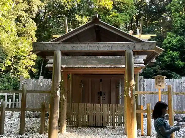 伊雜宮(皇大神宮別宮)の{uncategorized: "未分類", other: "その他", undefined: "問題あり", building: "その他建物", grave: "お墓", sacred_gate: "鳥居", guardian: "狛犬", statue: "像", buddha: "仏像", history: "歴史", nature: "自然", garden: "庭園", animal: "動物", pagoda: "塔", temizu: "手水舎", mountain_gate: "山門・神門", sanctuary: "本殿・本堂", subordinate: "末社・摂社", art: "芸術", scenery: "景色", jizo: "地蔵", ema: "絵馬", goshuin: "御朱印", omikuji: "おみくじ", items: "授与品その他", amulet: "お守り", goshuincho: "御朱印帳", eats: "食事", festival: "お祭り", votive_dance: "神楽", shichigosan: "七五三参", wedding: "結婚式", experience: "体験その他", initially: "初詣", around: "周辺", anti_infection: "感染症対策"}