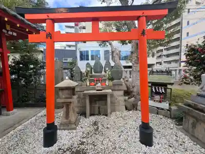 赤手拭稲荷神社の{uncategorized: "未分類", other: "その他", undefined: "問題あり", building: "その他建物", grave: "お墓", sacred_gate: "鳥居", guardian: "狛犬", statue: "像", buddha: "仏像", history: "歴史", nature: "自然", garden: "庭園", animal: "動物", pagoda: "塔", temizu: "手水舎", mountain_gate: "山門・神門", sanctuary: "本殿・本堂", subordinate: "末社・摂社", art: "芸術", scenery: "景色", jizo: "地蔵", ema: "絵馬", goshuin: "御朱印", omikuji: "おみくじ", items: "授与品その他", amulet: "お守り", goshuincho: "御朱印帳", eats: "食事", festival: "お祭り", votive_dance: "神楽", shichigosan: "七五三参", wedding: "結婚式", experience: "体験その他", initially: "初詣", around: "周辺", anti_infection: "感染症対策"}