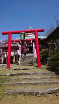 差出磯大嶽山神社 仕事と健康と厄よけの神さまの鳥居