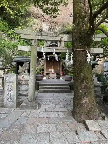 銭洗弁財天宇賀福神社の{uncategorized: "未分類", other: "その他", undefined: "問題あり", building: "その他建物", grave: "お墓", sacred_gate: "鳥居", guardian: "狛犬", statue: "像", buddha: "仏像", history: "歴史", nature: "自然", garden: "庭園", animal: "動物", pagoda: "塔", temizu: "手水舎", mountain_gate: "山門・神門", sanctuary: "本殿・本堂", subordinate: "末社・摂社", art: "芸術", scenery: "景色", jizo: "地蔵", ema: "絵馬", goshuin: "御朱印", omikuji: "おみくじ", items: "授与品その他", amulet: "お守り", goshuincho: "御朱印帳", eats: "食事", festival: "お祭り", votive_dance: "神楽", shichigosan: "七五三参", wedding: "結婚式", experience: "体験その他", initially: "初詣", around: "周辺", anti_infection: "感染症対策"}