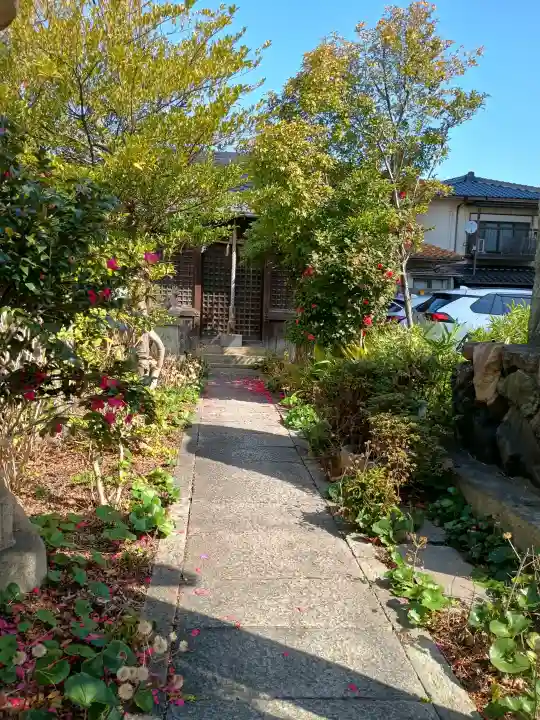 赤鹿稲荷神社の{uncategorized: "未分類", other: "その他", undefined: "問題あり", building: "その他建物", grave: "お墓", sacred_gate: "鳥居", guardian: "狛犬", statue: "像", buddha: "仏像", history: "歴史", nature: "自然", garden: "庭園", animal: "動物", pagoda: "塔", temizu: "手水舎", mountain_gate: "山門・神門", sanctuary: "本殿・本堂", subordinate: "末社・摂社", art: "芸術", scenery: "景色", jizo: "地蔵", ema: "絵馬", goshuin: "御朱印", omikuji: "おみくじ", items: "授与品その他", amulet: "お守り", goshuincho: "御朱印帳", eats: "食事", festival: "お祭り", votive_dance: "神楽", shichigosan: "七五三参", wedding: "結婚式", experience: "体験その他", initially: "初詣", around: "周辺", anti_infection: "感染症対策"}