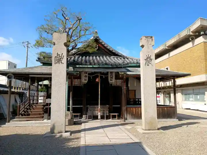 射楯兵主神社の{uncategorized: "未分類", other: "その他", undefined: "問題あり", building: "その他建物", grave: "お墓", sacred_gate: "鳥居", guardian: "狛犬", statue: "像", buddha: "仏像", history: "歴史", nature: "自然", garden: "庭園", animal: "動物", pagoda: "塔", temizu: "手水舎", mountain_gate: "山門・神門", sanctuary: "本殿・本堂", subordinate: "末社・摂社", art: "芸術", scenery: "景色", jizo: "地蔵", ema: "絵馬", goshuin: "御朱印", omikuji: "おみくじ", items: "授与品その他", amulet: "お守り", goshuincho: "御朱印帳", eats: "食事", festival: "お祭り", votive_dance: "神楽", shichigosan: "七五三参", wedding: "結婚式", experience: "体験その他", initially: "初詣", around: "周辺", anti_infection: "感染症対策"}