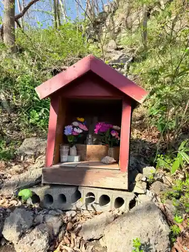 湯の沢神社の{uncategorized: "未分類", other: "その他", undefined: "問題あり", building: "その他建物", grave: "お墓", sacred_gate: "鳥居", guardian: "狛犬", statue: "像", buddha: "仏像", history: "歴史", nature: "自然", garden: "庭園", animal: "動物", pagoda: "塔", temizu: "手水舎", mountain_gate: "山門・神門", sanctuary: "本殿・本堂", subordinate: "末社・摂社", art: "芸術", scenery: "景色", jizo: "地蔵", ema: "絵馬", goshuin: "御朱印", omikuji: "おみくじ", items: "授与品その他", amulet: "お守り", goshuincho: "御朱印帳", eats: "食事", festival: "お祭り", votive_dance: "神楽", shichigosan: "七五三参", wedding: "結婚式", experience: "体験その他", initially: "初詣", around: "周辺", anti_infection: "感染症対策"}