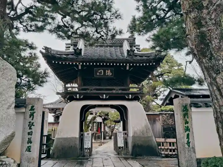 満月寺(浮御堂)の{uncategorized: "未分類", other: "その他", undefined: "問題あり", building: "その他建物", grave: "お墓", sacred_gate: "鳥居", guardian: "狛犬", statue: "像", buddha: "仏像", history: "歴史", nature: "自然", garden: "庭園", animal: "動物", pagoda: "塔", temizu: "手水舎", mountain_gate: "山門・神門", sanctuary: "本殿・本堂", subordinate: "末社・摂社", art: "芸術", scenery: "景色", jizo: "地蔵", ema: "絵馬", goshuin: "御朱印", omikuji: "おみくじ", items: "授与品その他", amulet: "お守り", goshuincho: "御朱印帳", eats: "食事", festival: "お祭り", votive_dance: "神楽", shichigosan: "七五三参", wedding: "結婚式", experience: "体験その他", initially: "初詣", around: "周辺", anti_infection: "感染症対策"}