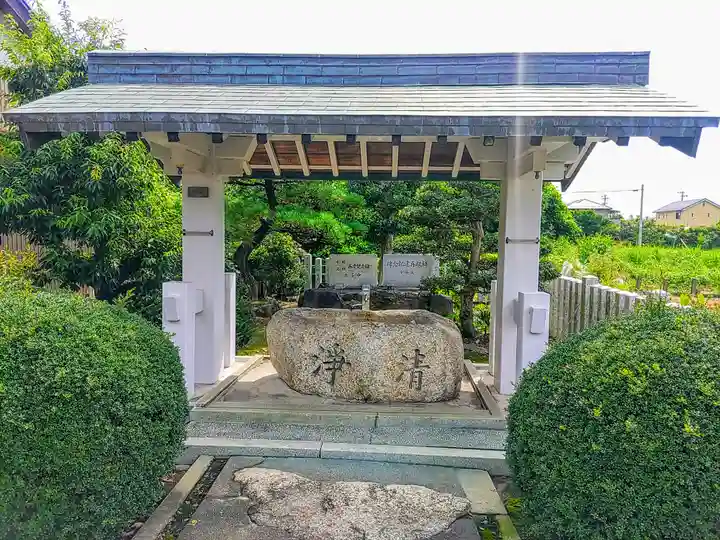神明社の手水舎