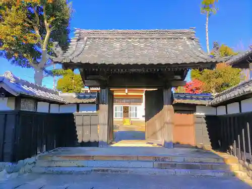 信力寺の山門