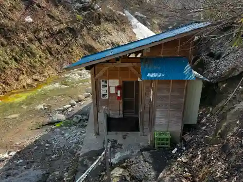 温泉神社の{uncategorized: "未分類", other: "その他", undefined: "問題あり", building: "その他建物", grave: "お墓", sacred_gate: "鳥居", guardian: "狛犬", statue: "像", buddha: "仏像", history: "歴史", nature: "自然", garden: "庭園", animal: "動物", pagoda: "塔", temizu: "手水舎", mountain_gate: "山門・神門", sanctuary: "本殿・本堂", subordinate: "末社・摂社", art: "芸術", scenery: "景色", jizo: "地蔵", ema: "絵馬", goshuin: "御朱印", omikuji: "おみくじ", items: "授与品その他", amulet: "お守り", goshuincho: "御朱印帳", eats: "食事", festival: "お祭り", votive_dance: "神楽", shichigosan: "七五三参", wedding: "結婚式", experience: "体験その他", initially: "初詣", around: "周辺", anti_infection: "感染症対策"}