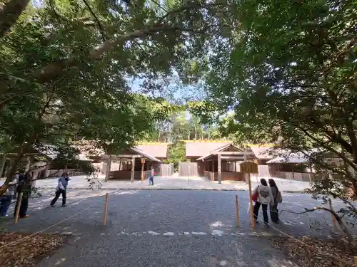 月讀宮（皇大神宮別宮）の{uncategorized: "未分類", other: "その他", undefined: "問題あり", building: "その他建物", grave: "お墓", sacred_gate: "鳥居", guardian: "狛犬", statue: "像", buddha: "仏像", history: "歴史", nature: "自然", garden: "庭園", animal: "動物", pagoda: "塔", temizu: "手水舎", mountain_gate: "山門・神門", sanctuary: "本殿・本堂", subordinate: "末社・摂社", art: "芸術", scenery: "景色", jizo: "地蔵", ema: "絵馬", goshuin: "御朱印", omikuji: "おみくじ", items: "授与品その他", amulet: "お守り", goshuincho: "御朱印帳", eats: "食事", festival: "お祭り", votive_dance: "神楽", shichigosan: "七五三参", wedding: "結婚式", experience: "体験その他", initially: "初詣", around: "周辺", anti_infection: "感染症対策"}