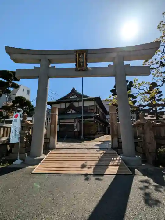 みなと八幡神社の{uncategorized: "未分類", other: "その他", undefined: "問題あり", building: "その他建物", grave: "お墓", sacred_gate: "鳥居", guardian: "狛犬", statue: "像", buddha: "仏像", history: "歴史", nature: "自然", garden: "庭園", animal: "動物", pagoda: "塔", temizu: "手水舎", mountain_gate: "山門・神門", sanctuary: "本殿・本堂", subordinate: "末社・摂社", art: "芸術", scenery: "景色", jizo: "地蔵", ema: "絵馬", goshuin: "御朱印", omikuji: "おみくじ", items: "授与品その他", amulet: "お守り", goshuincho: "御朱印帳", eats: "食事", festival: "お祭り", votive_dance: "神楽", shichigosan: "七五三参", wedding: "結婚式", experience: "体験その他", initially: "初詣", around: "周辺", anti_infection: "感染症対策"}