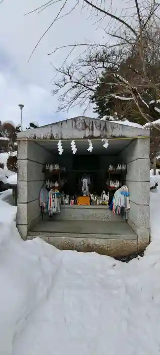 榊山稲荷神社の{uncategorized: "未分類", other: "その他", undefined: "問題あり", building: "その他建物", grave: "お墓", sacred_gate: "鳥居", guardian: "狛犬", statue: "像", buddha: "仏像", history: "歴史", nature: "自然", garden: "庭園", animal: "動物", pagoda: "塔", temizu: "手水舎", mountain_gate: "山門・神門", sanctuary: "本殿・本堂", subordinate: "末社・摂社", art: "芸術", scenery: "景色", jizo: "地蔵", ema: "絵馬", goshuin: "御朱印", omikuji: "おみくじ", items: "授与品その他", amulet: "お守り", goshuincho: "御朱印帳", eats: "食事", festival: "お祭り", votive_dance: "神楽", shichigosan: "七五三参", wedding: "結婚式", experience: "体験その他", initially: "初詣", around: "周辺", anti_infection: "感染症対策"}