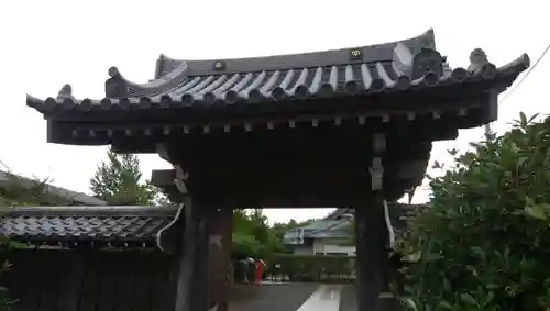 自性院の山門・神門