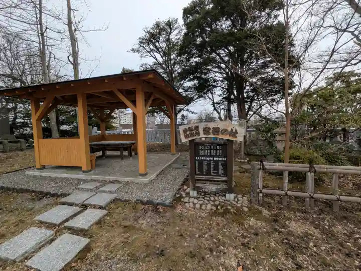 湯倉神社の{uncategorized: "未分類", other: "その他", undefined: "問題あり", building: "その他建物", grave: "お墓", sacred_gate: "鳥居", guardian: "狛犬", statue: "像", buddha: "仏像", history: "歴史", nature: "自然", garden: "庭園", animal: "動物", pagoda: "塔", temizu: "手水舎", mountain_gate: "山門・神門", sanctuary: "本殿・本堂", subordinate: "末社・摂社", art: "芸術", scenery: "景色", jizo: "地蔵", ema: "絵馬", goshuin: "御朱印", omikuji: "おみくじ", items: "授与品その他", amulet: "お守り", goshuincho: "御朱印帳", eats: "食事", festival: "お祭り", votive_dance: "神楽", shichigosan: "七五三参", wedding: "結婚式", experience: "体験その他", initially: "初詣", around: "周辺", anti_infection: "感染症対策"}