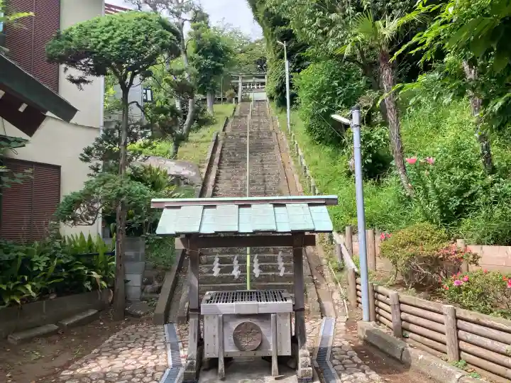 諏訪神社の{uncategorized: "未分類", other: "その他", undefined: "問題あり", building: "その他建物", grave: "お墓", sacred_gate: "鳥居", guardian: "狛犬", statue: "像", buddha: "仏像", history: "歴史", nature: "自然", garden: "庭園", animal: "動物", pagoda: "塔", temizu: "手水舎", mountain_gate: "山門・神門", sanctuary: "本殿・本堂", subordinate: "末社・摂社", art: "芸術", scenery: "景色", jizo: "地蔵", ema: "絵馬", goshuin: "御朱印", omikuji: "おみくじ", items: "授与品その他", amulet: "お守り", goshuincho: "御朱印帳", eats: "食事", festival: "お祭り", votive_dance: "神楽", shichigosan: "七五三参", wedding: "結婚式", experience: "体験その他", initially: "初詣", around: "周辺", anti_infection: "感染症対策"}