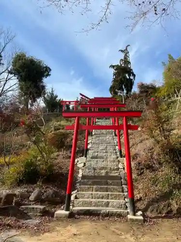 差出磯大嶽山神社 仕事と健康と厄よけの神さまの鳥居