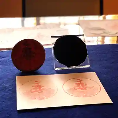 
実は、「昔ながらの木版印が、これ以上痛む前に…」と思い、ゴム印も作ってみました。輪郭線など、ごく一部に修正を加えてみました。
　
木版印が使えなくなるまで、寝かせておこうかとも思ったのですが、「ゴム印の方が、印面の堀りが深いので扱いやすい」のと…