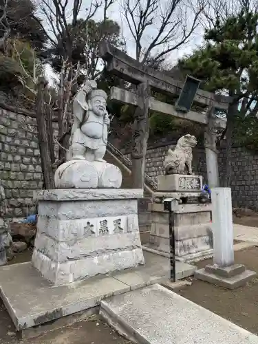品川神社の{uncategorized: "未分類", other: "その他", undefined: "問題あり", building: "その他建物", grave: "お墓", sacred_gate: "鳥居", guardian: "狛犬", statue: "像", buddha: "仏像", history: "歴史", nature: "自然", garden: "庭園", animal: "動物", pagoda: "塔", temizu: "手水舎", mountain_gate: "山門・神門", sanctuary: "本殿・本堂", subordinate: "末社・摂社", art: "芸術", scenery: "景色", jizo: "地蔵", ema: "絵馬", goshuin: "御朱印", omikuji: "おみくじ", items: "授与品その他", amulet: "お守り", goshuincho: "御朱印帳", eats: "食事", festival: "お祭り", votive_dance: "神楽", shichigosan: "七五三参", wedding: "結婚式", experience: "体験その他", initially: "初詣", around: "周辺", anti_infection: "感染症対策"}