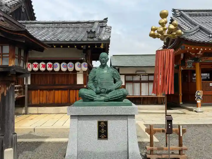 豊国神社の{uncategorized: "未分類", other: "その他", undefined: "問題あり", building: "その他建物", grave: "お墓", sacred_gate: "鳥居", guardian: "狛犬", statue: "像", buddha: "仏像", history: "歴史", nature: "自然", garden: "庭園", animal: "動物", pagoda: "塔", temizu: "手水舎", mountain_gate: "山門・神門", sanctuary: "本殿・本堂", subordinate: "末社・摂社", art: "芸術", scenery: "景色", jizo: "地蔵", ema: "絵馬", goshuin: "御朱印", omikuji: "おみくじ", items: "授与品その他", amulet: "お守り", goshuincho: "御朱印帳", eats: "食事", festival: "お祭り", votive_dance: "神楽", shichigosan: "七五三参", wedding: "結婚式", experience: "体験その他", initially: "初詣", around: "周辺", anti_infection: "感染症対策"}